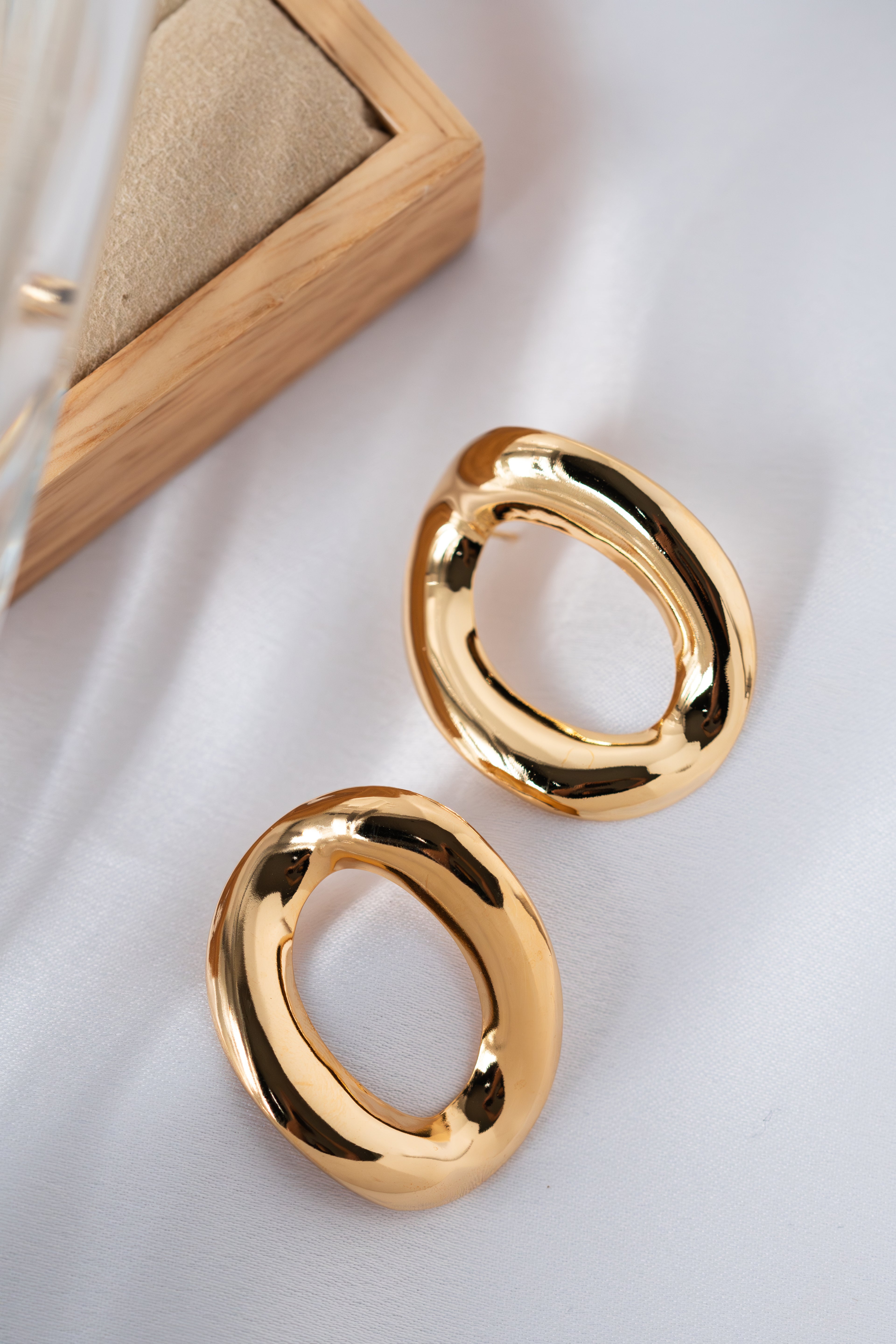 BRINCO SEMI-JOIA ORGANICO LISO. BANHADO A OURO.