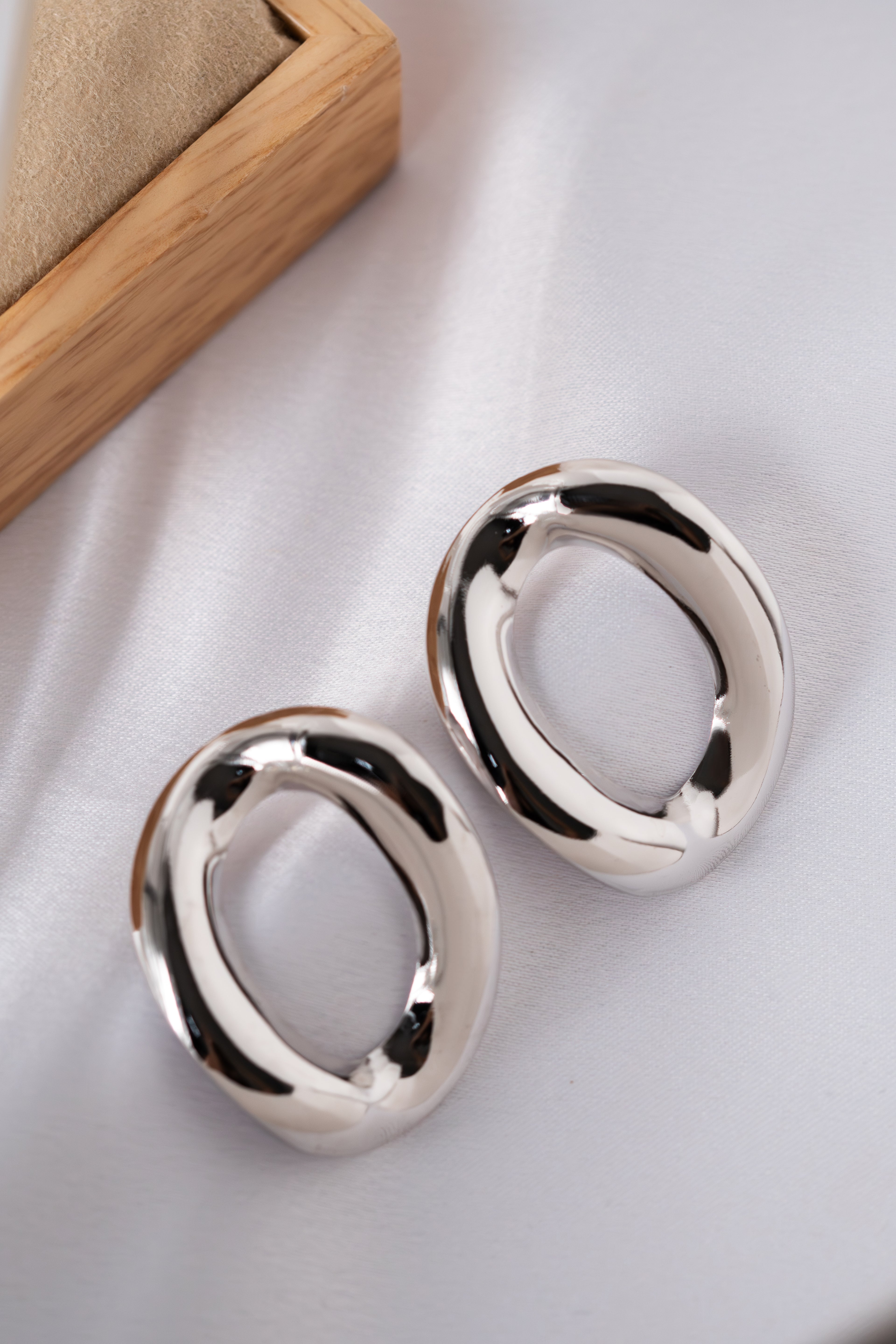 BRINCO SEMI-JOIA ORGANICO BANHADO A PRATA.