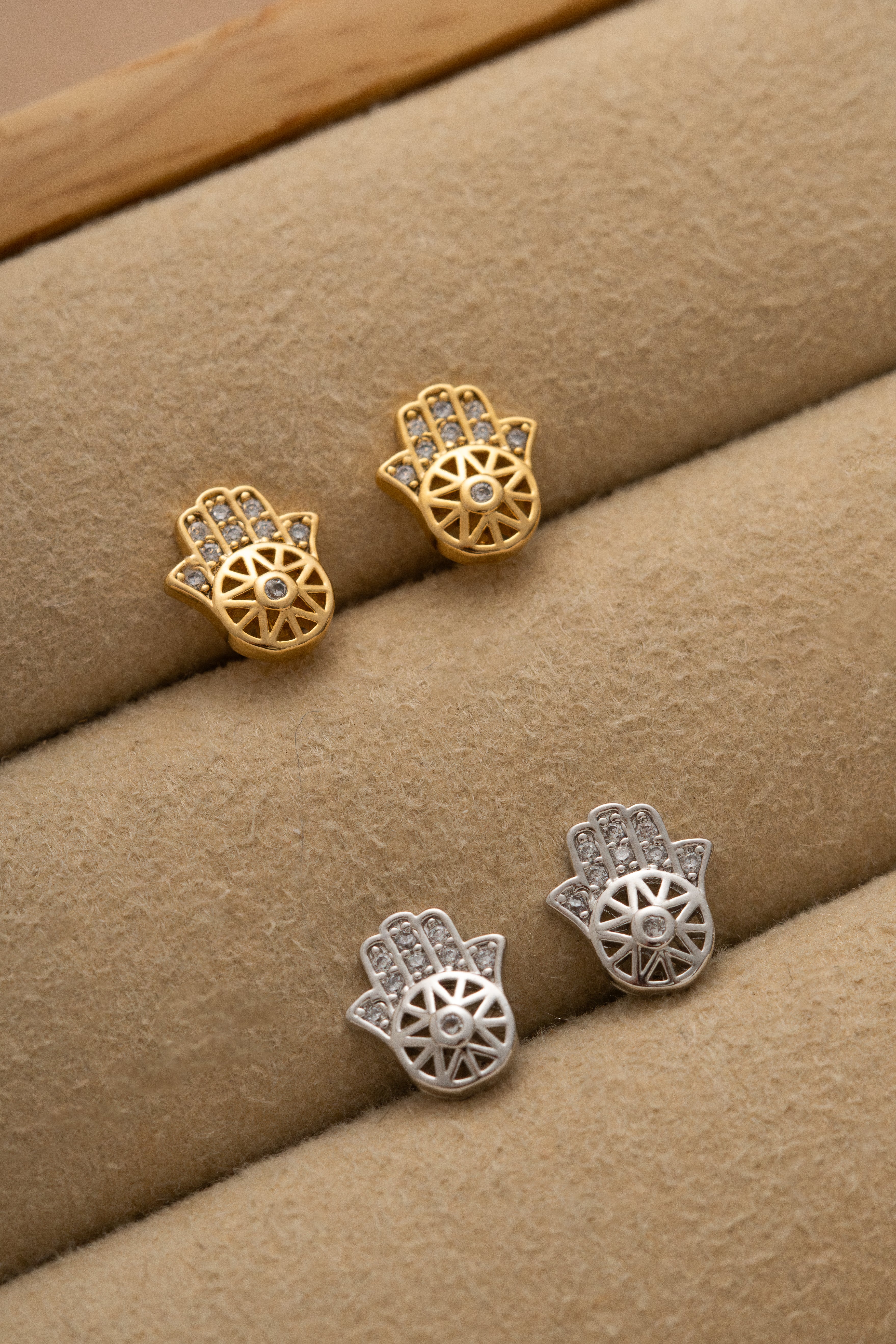 BRINCO DE ZICORNIA BANHADO A OURO.