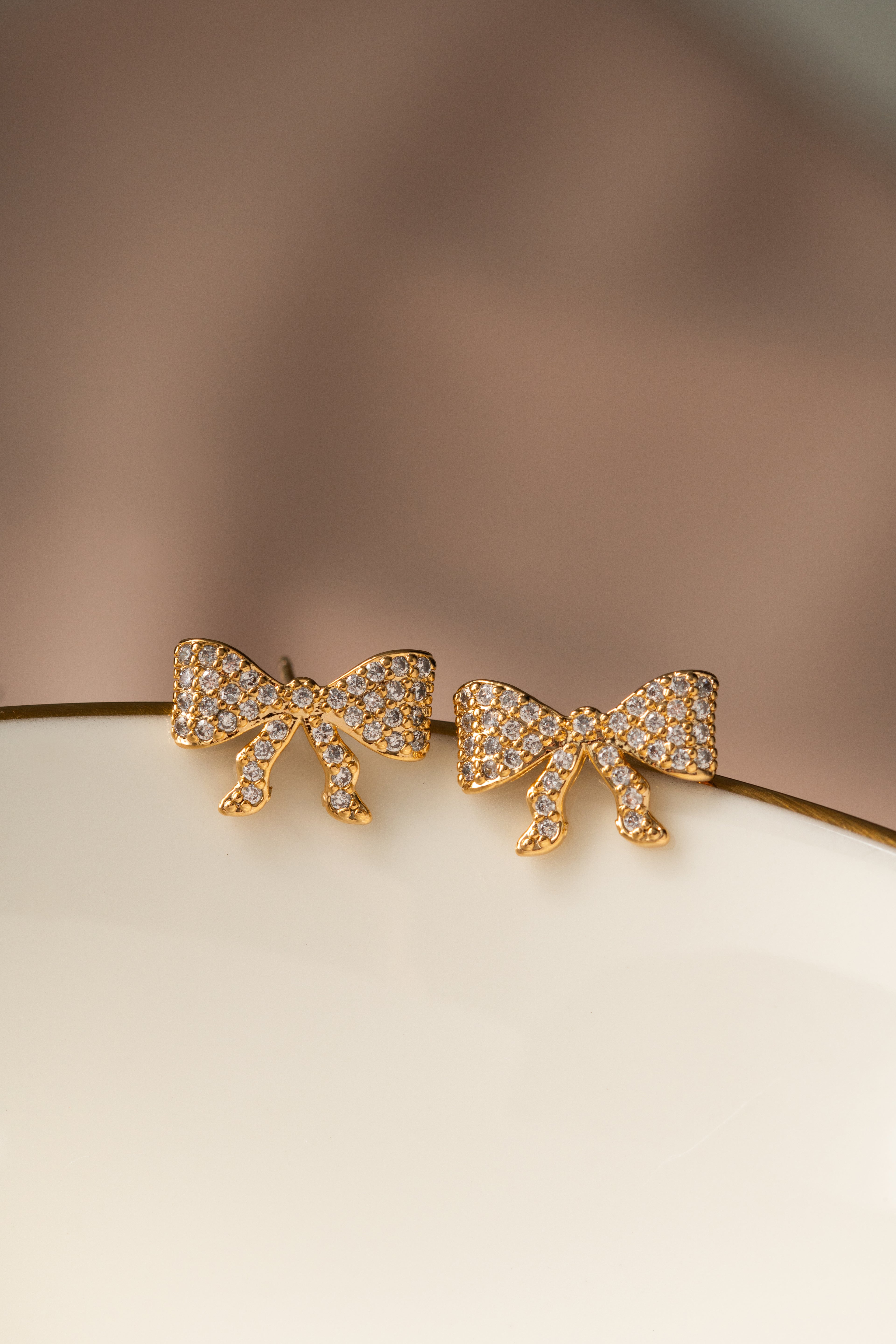 BRINCO LAÇO BANHADO A OURO.