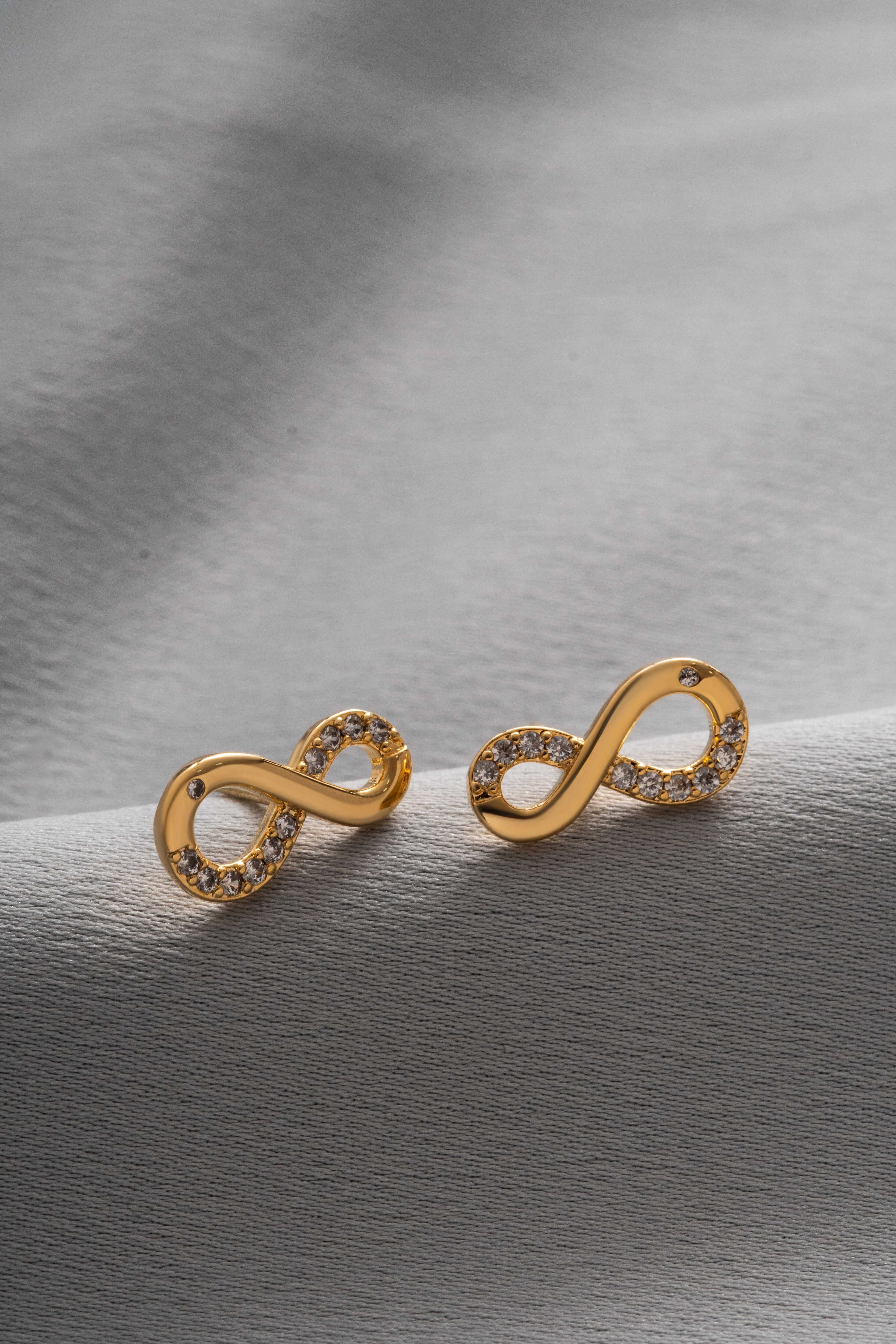 BRINCO INFINITO BANHADO A OURO.